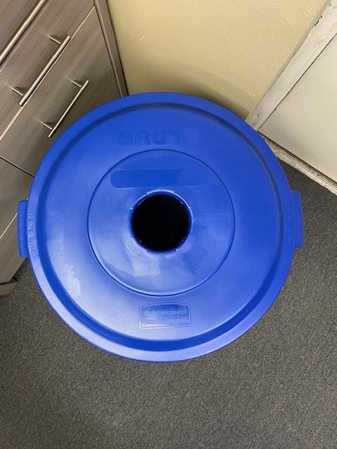 https://www.njofficefurnituredepot.com/wp-content/uploads/2020/09/32-Gallon-Brute-Blue-Recyclable-Cover-rotated.jpg